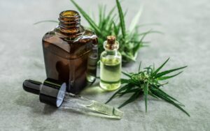 Diverses Cannabiszubehör und Blüten